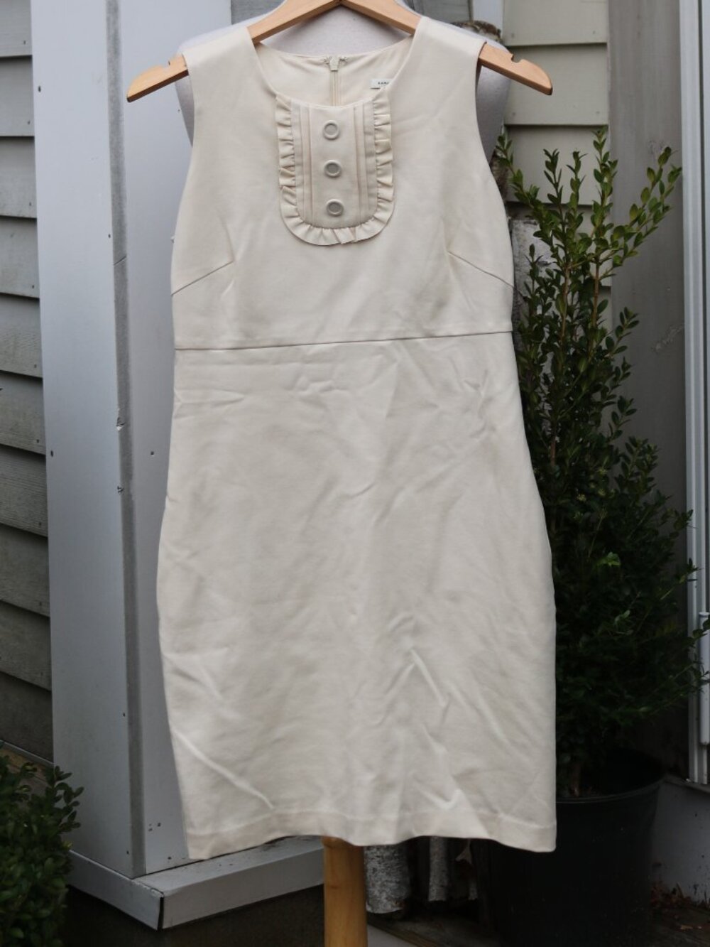 Banana Republic Cream Ruffle Button Tuxedo Bib Yoke Sleeveless Knit Dress Sz 4